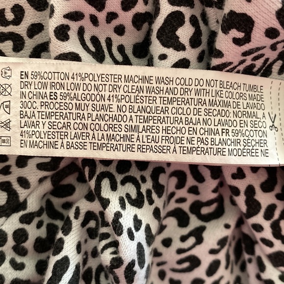 Black with white and black cheetah print pullover - Picture 4 of 4